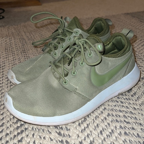 Nike Roshe Two Women’s Size 7.5 - Picture 1 of 2